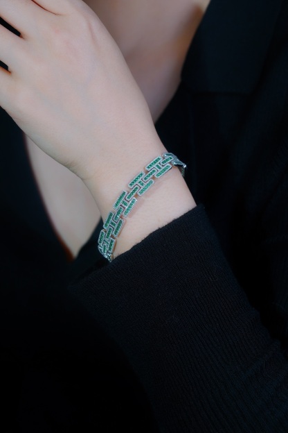 18k Gold Bracelet – Luxurious Emerald-Inlaid Bracelet