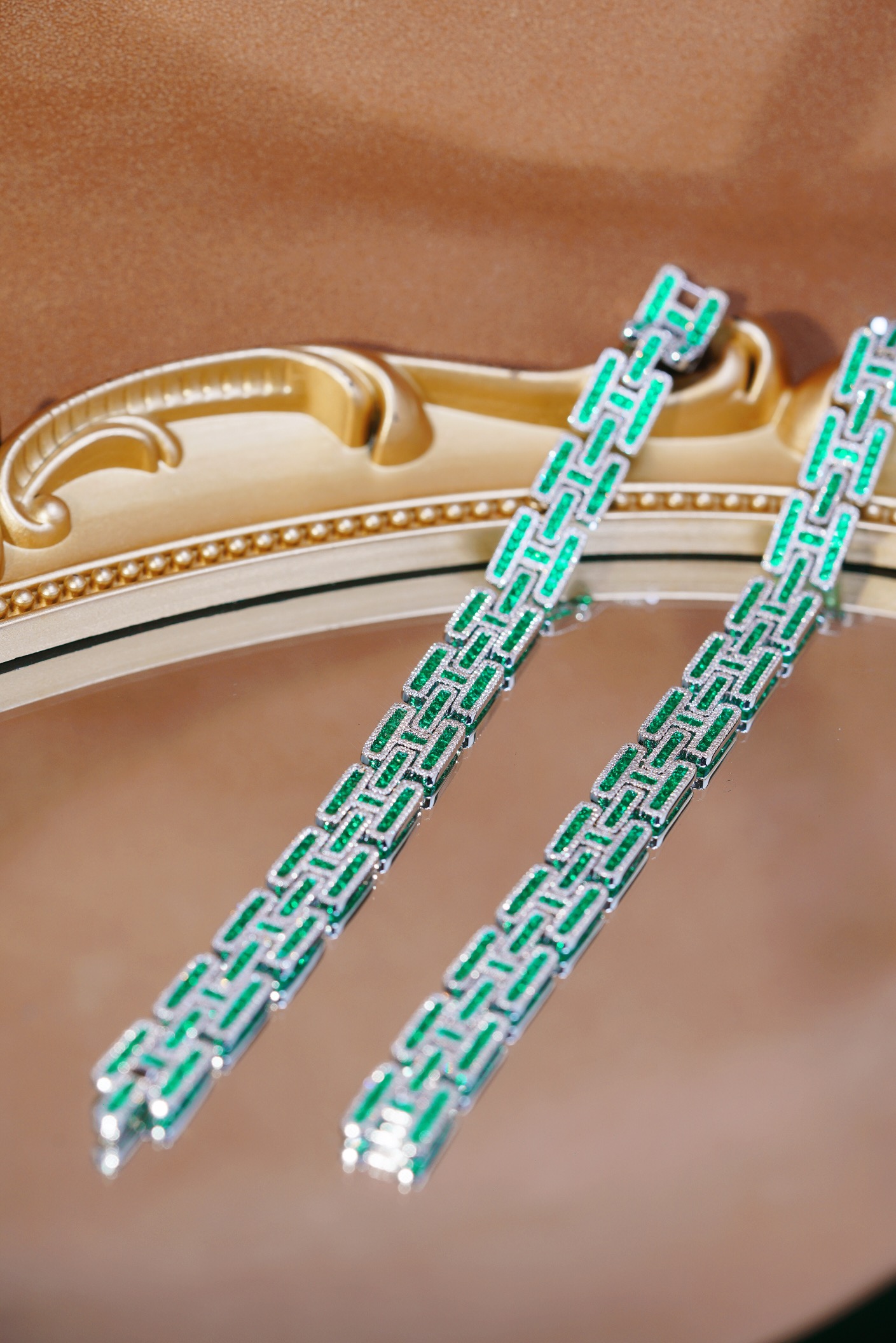 18k Gold Bracelet – Luxurious Emerald-Inlaid Bracelet