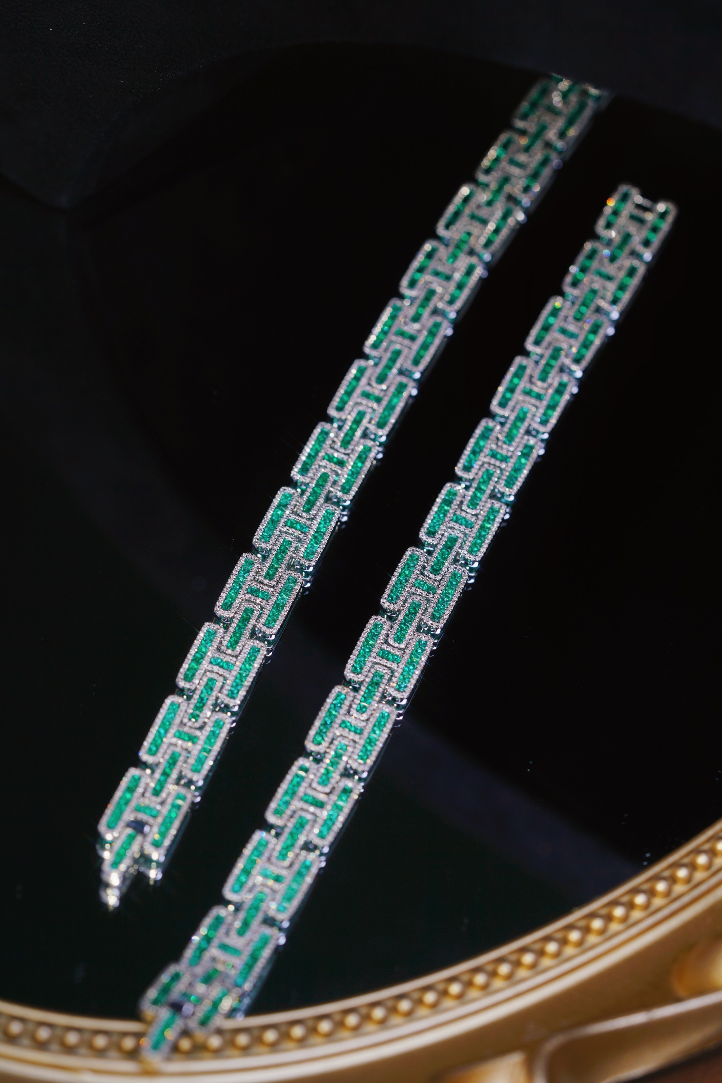 18k Gold Bracelet – Luxurious Emerald-Inlaid Bracelet