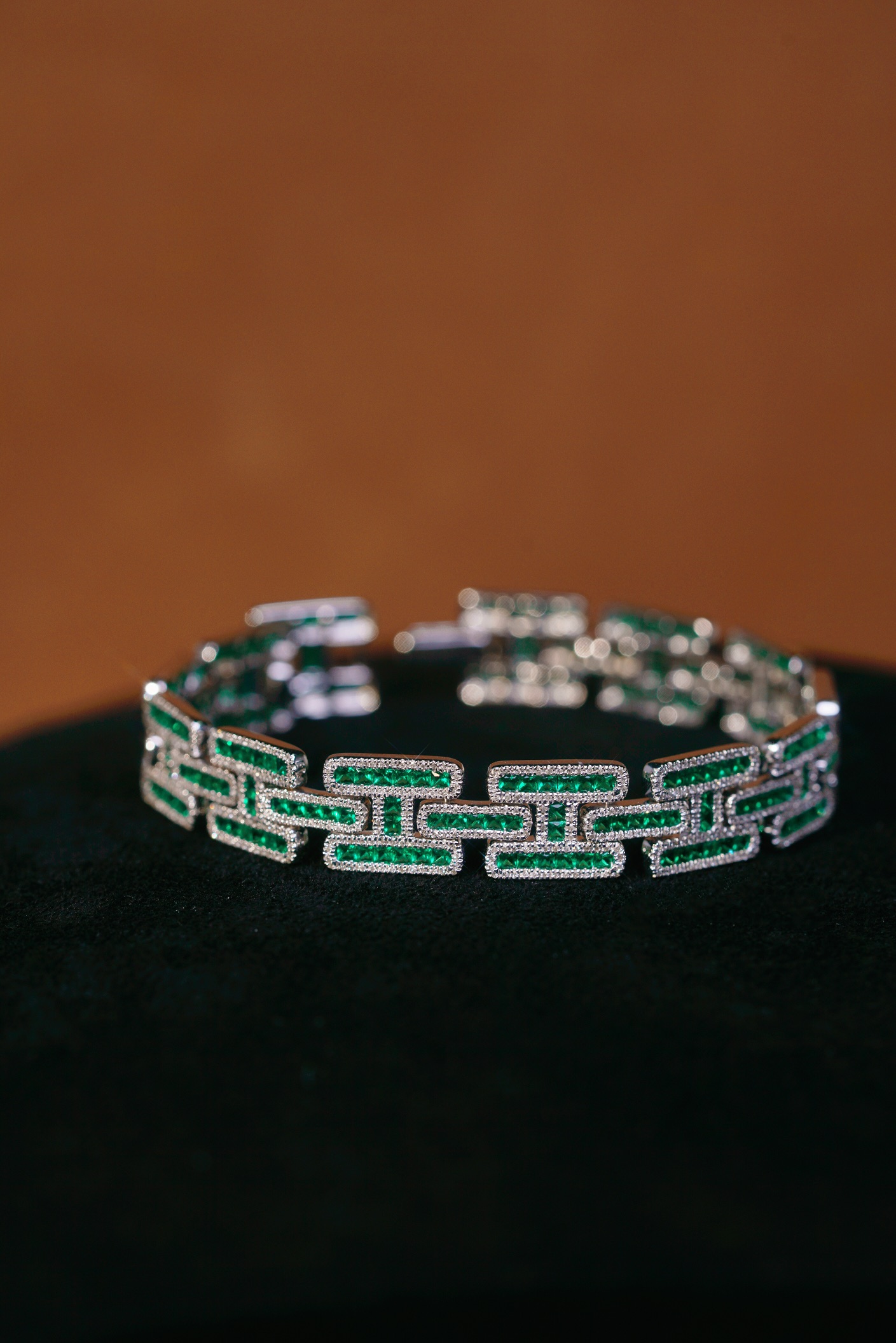 18k Gold Bracelet – Luxurious Emerald-Inlaid Bracelet