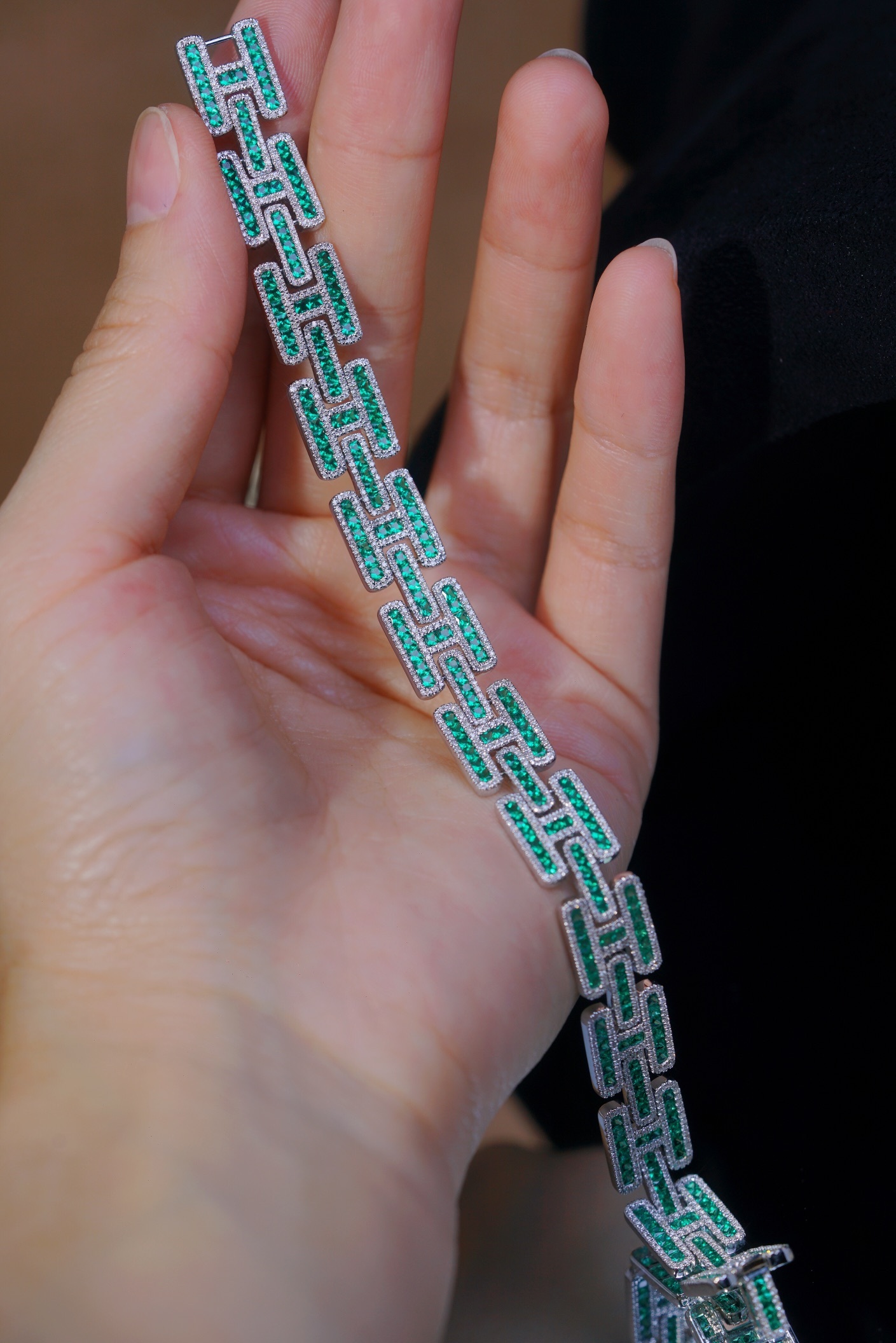 18k Gold Bracelet – Luxurious Emerald-Inlaid Bracelet