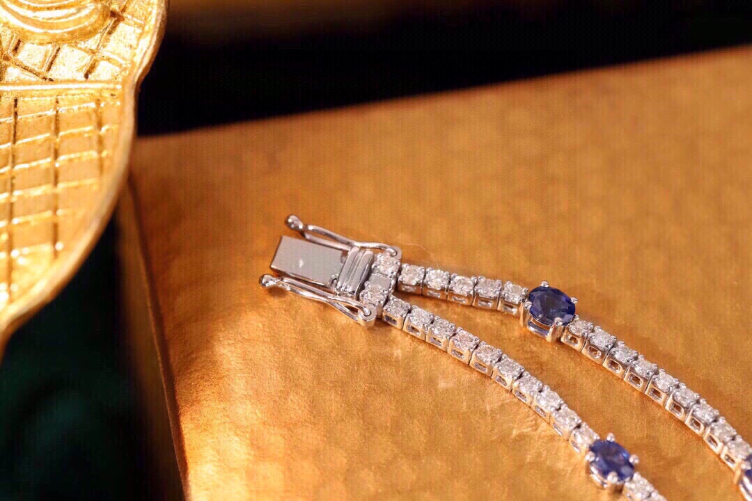 18k Gold Bracelet with Luxuriously Set Sapphires and Diamonds totaling 5.52 ct