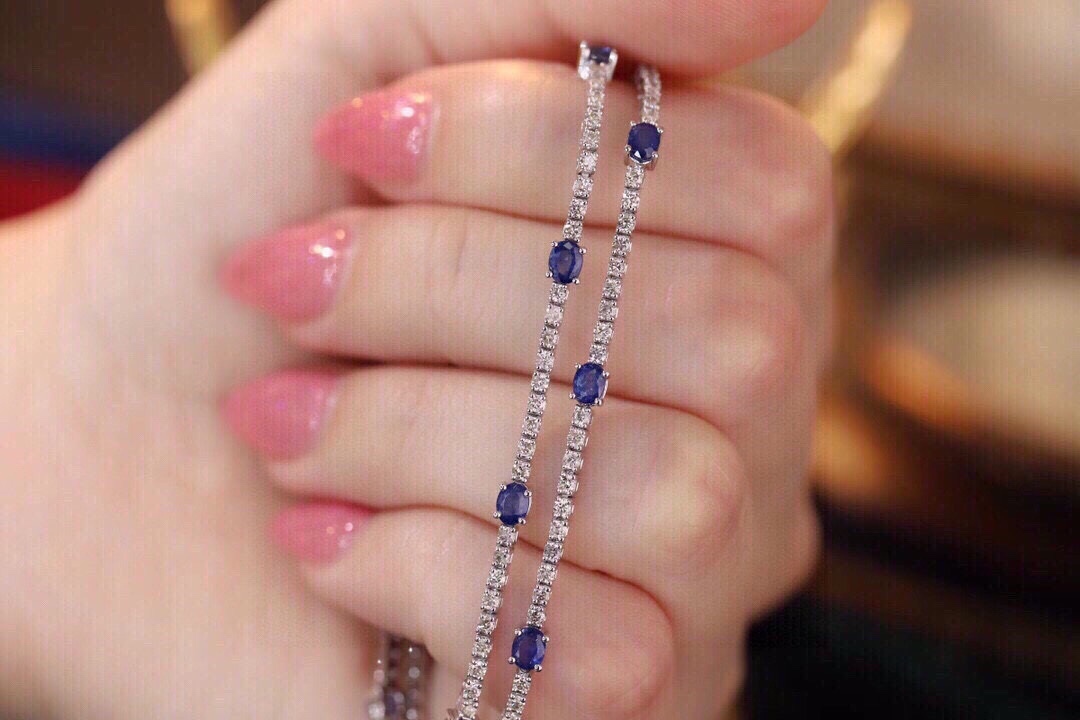 18k Gold Bracelet with Luxuriously Set Sapphires and Diamonds totaling 5.52 ct