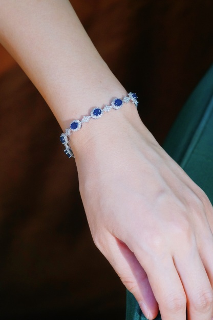 18k Gold Bracelet with Luxuriously Set Sapphires and Diamonds totaling 9.00ct