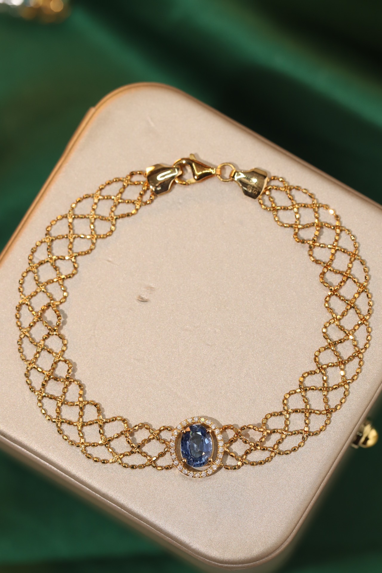 18k Gold Bracelet with 1.10ct Sapphire and Diamonds, Lace Design