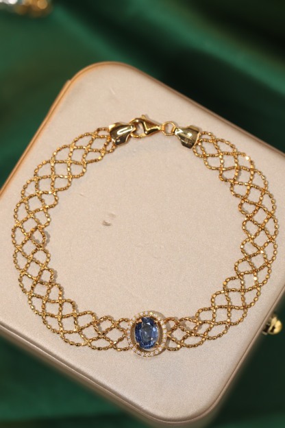 18k Gold Bracelet with 1.10ct Sapphire and Diamonds, Lace Design
