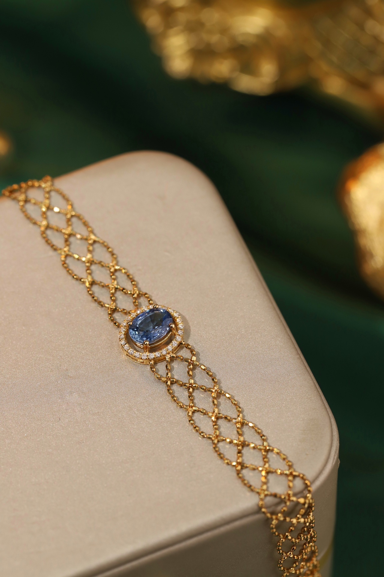 18k Gold Bracelet with 1.10ct Sapphire and Diamonds, Lace Design