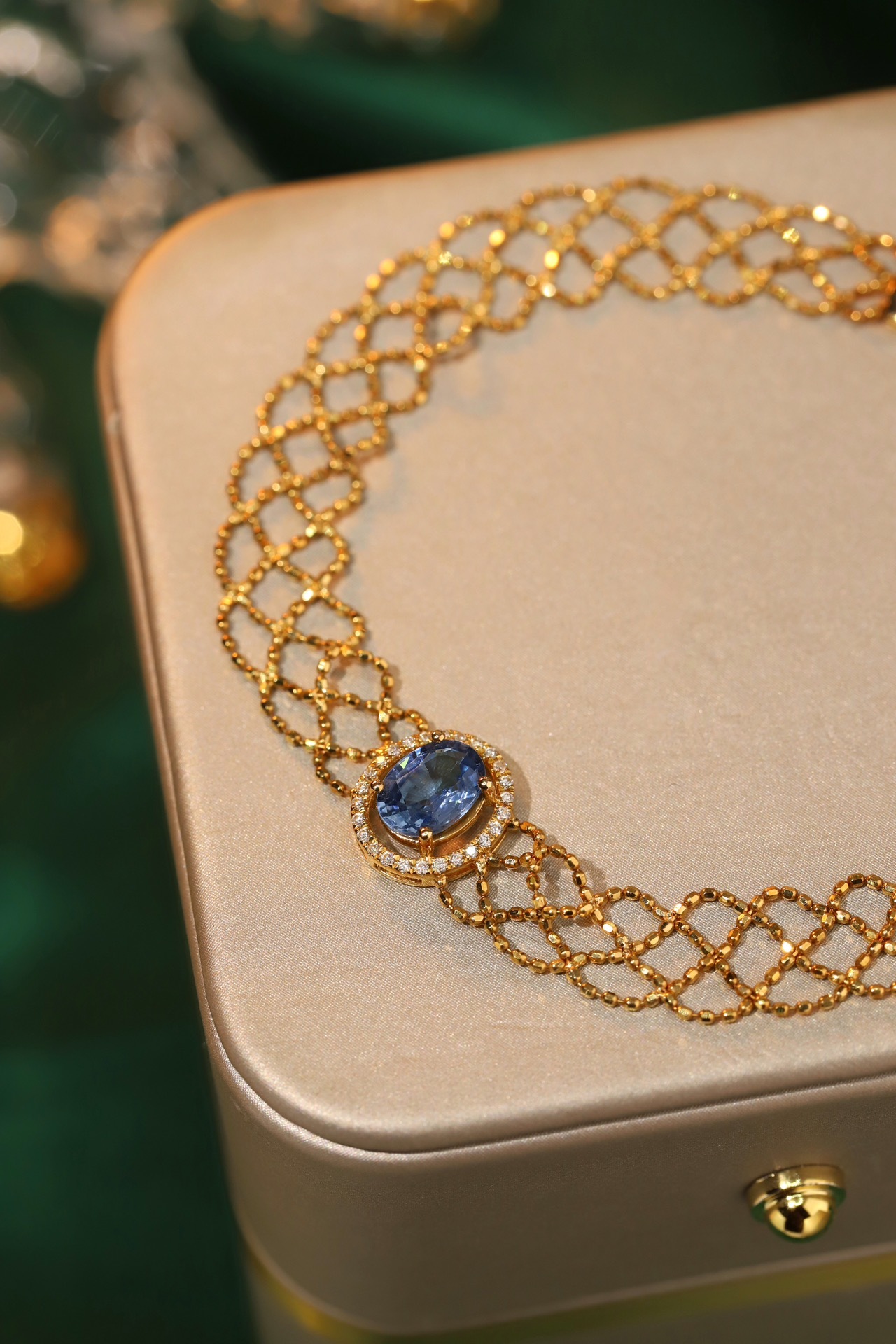 18k Gold Bracelet with 1.10ct Sapphire and Diamonds, Lace Design