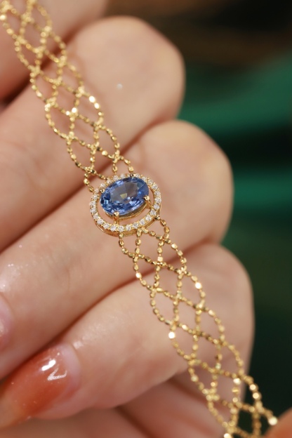 18k Gold Bracelet with 1.10ct Sapphire and Diamonds, Lace Design