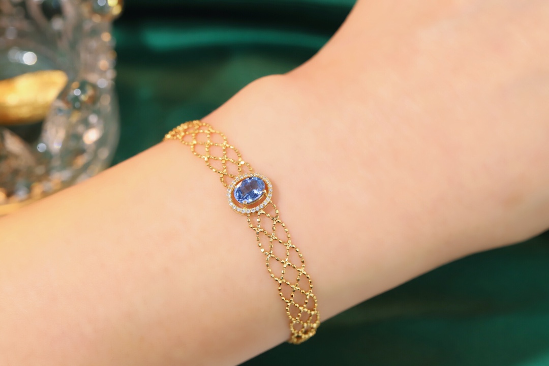 18k Gold Bracelet with 1.10ct Sapphire and Diamonds, Lace Design