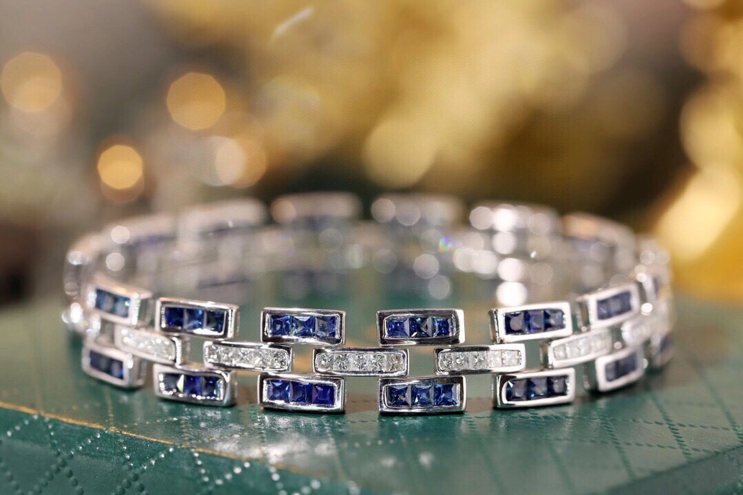 18k Gold Sapphire Diamond Bracelet with Bezel Setting, Luxurious Circle of 8.40ct Blue Sapphires