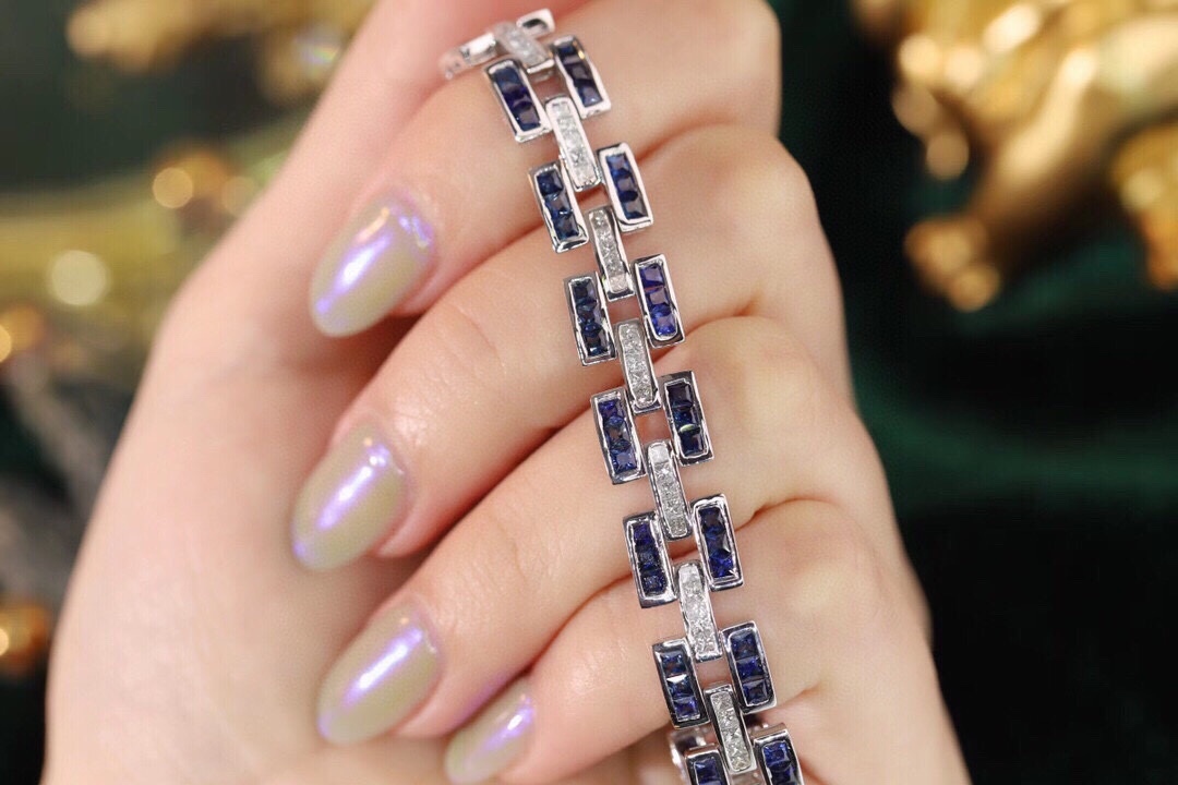 18k Gold Sapphire Diamond Bracelet with Bezel Setting, Luxurious Circle of 8.40ct Blue Sapphires