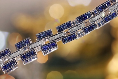 18k Gold Sapphire Diamond Bracelet with Bezel Setting, Luxurious Circle of 8.40ct Blue Sapphires