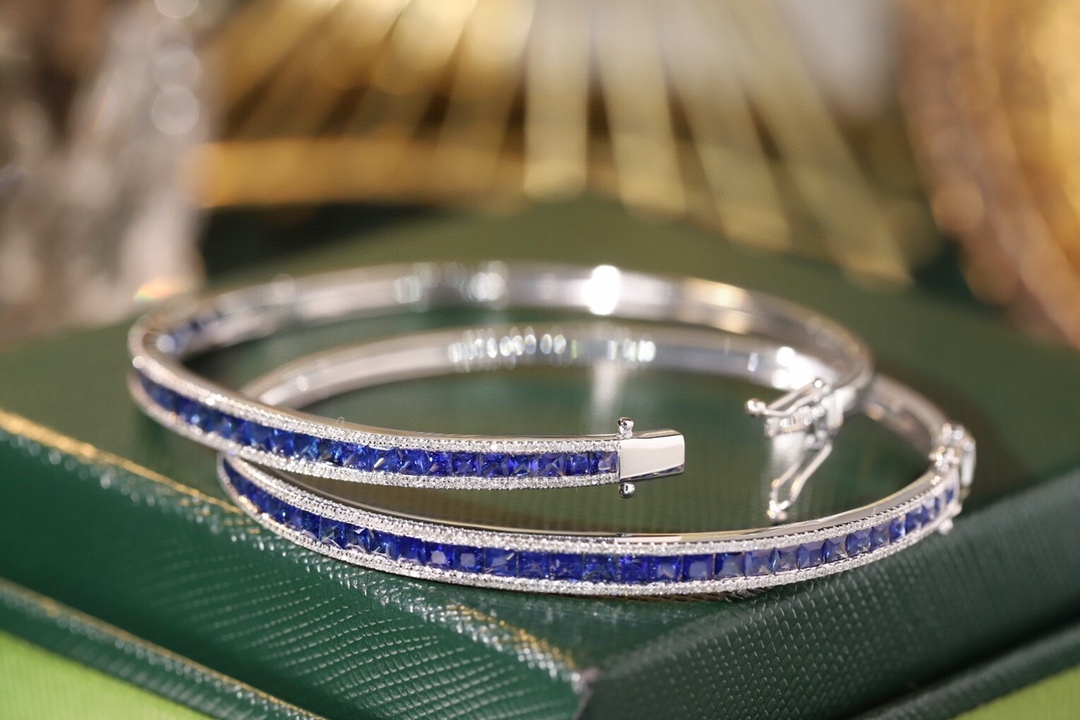 18k Gold Sapphire Diamond Bracelet with Bezel Setting, Luxurious Circle of 2.96ct Blue Sapphires