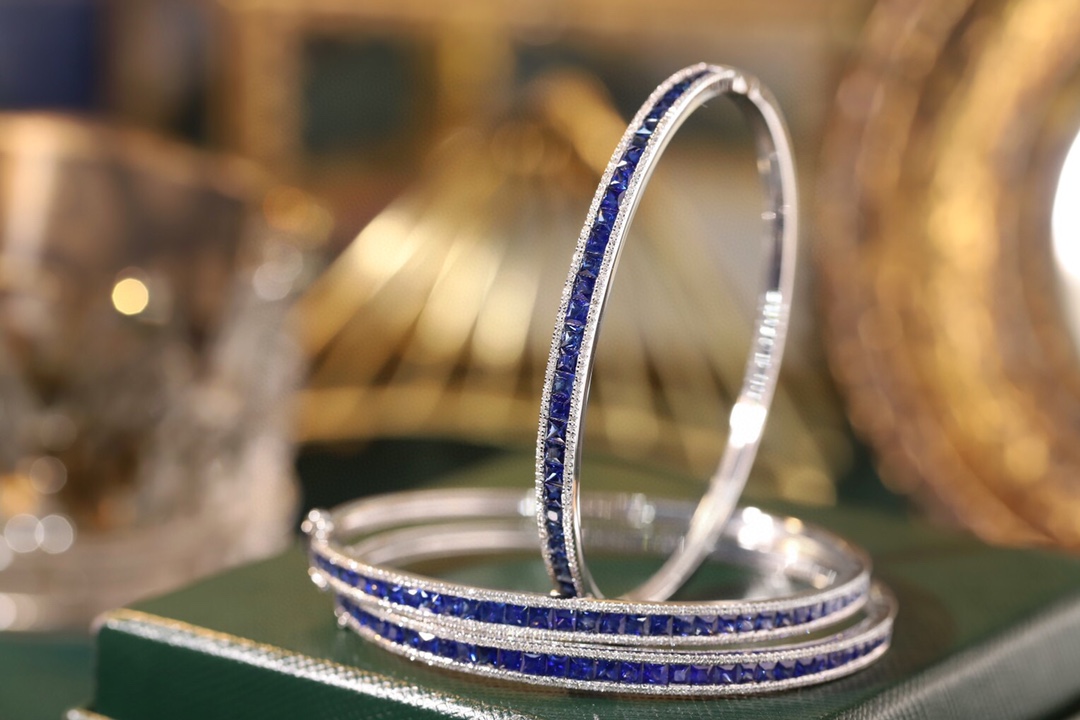 18k Gold Sapphire Diamond Bracelet with Bezel Setting, Luxurious Circle of 2.96ct Blue Sapphires