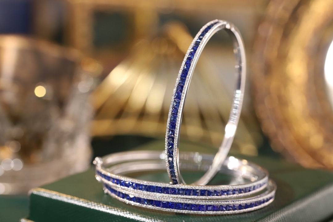 18k Gold Sapphire Diamond Bracelet with Bezel Setting, Luxurious Circle of 2.96ct Blue Sapphires
