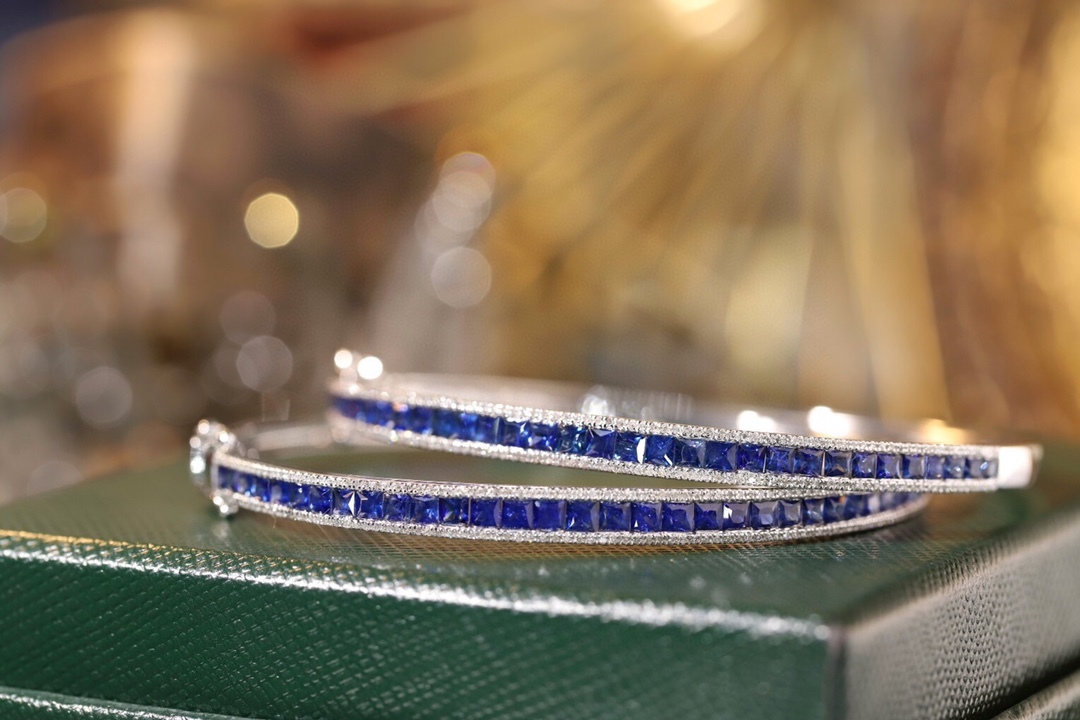 18k Gold Sapphire Diamond Bracelet with Bezel Setting, Luxurious Circle of 2.96ct Blue Sapphires