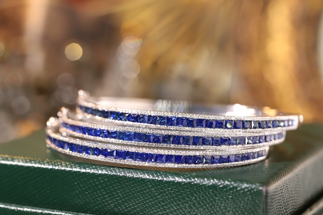 18k Gold Sapphire Diamond Bracelet with Bezel Setting, Luxurious Circle of 2.96ct Blue Sapphires