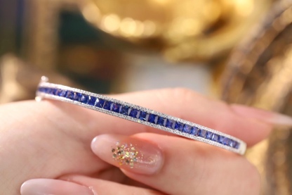 18k Gold Sapphire Diamond Bracelet with Bezel Setting, Luxurious Circle of 2.96ct Blue Sapphires