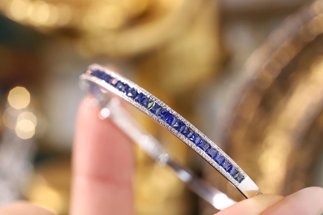18k Gold Sapphire Diamond Bracelet with Bezel Setting, Luxurious Circle of 2.96ct Blue Sapphires