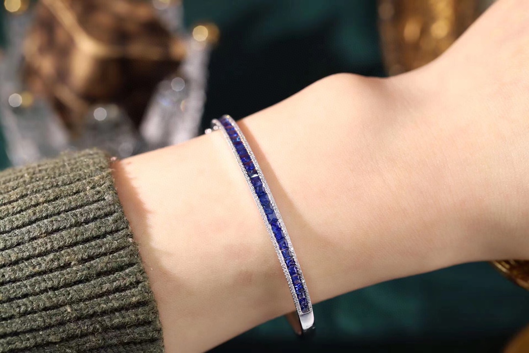 18k Gold Sapphire Diamond Bracelet with Bezel Setting, Luxurious Circle of 2.96ct Blue Sapphires