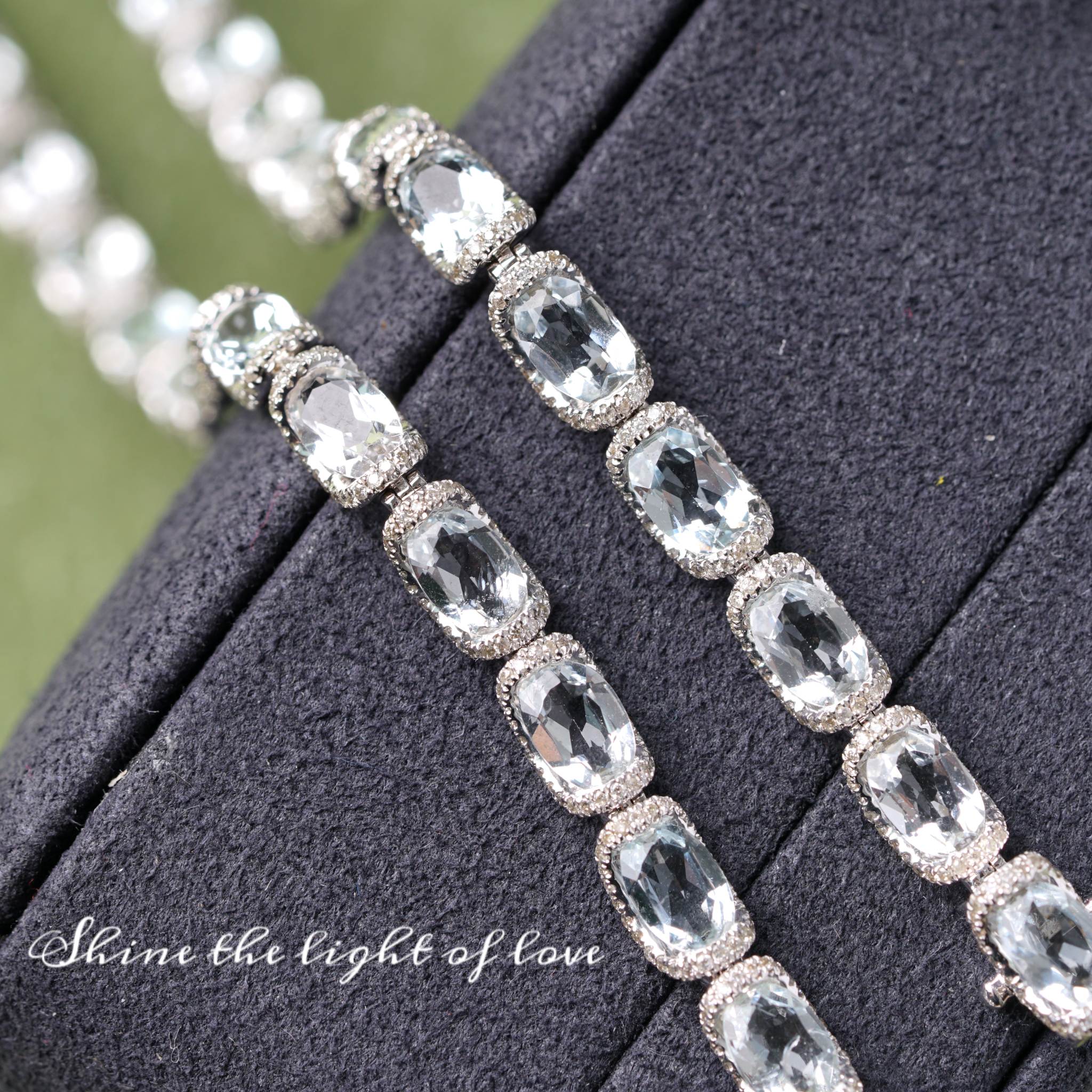 18k Gold White Aquamarine Luxurious Bezel-Set Bracelet with 7.60ct Natural Aquamarine and 1.20ct Diamond