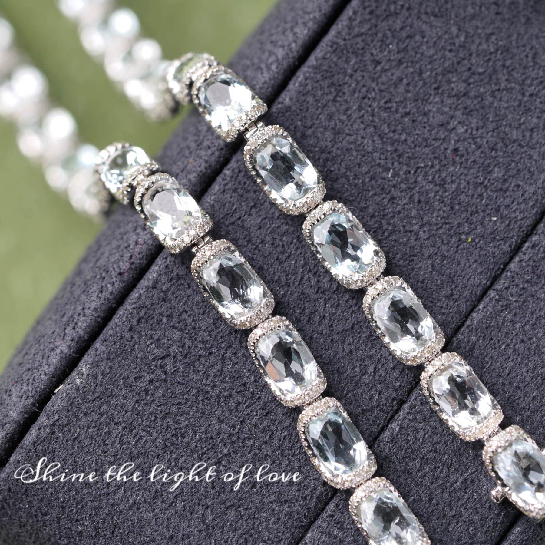 18k Gold White Aquamarine Luxurious Bezel-Set Bracelet with 7.60ct Natural Aquamarine and 1.20ct Diamond