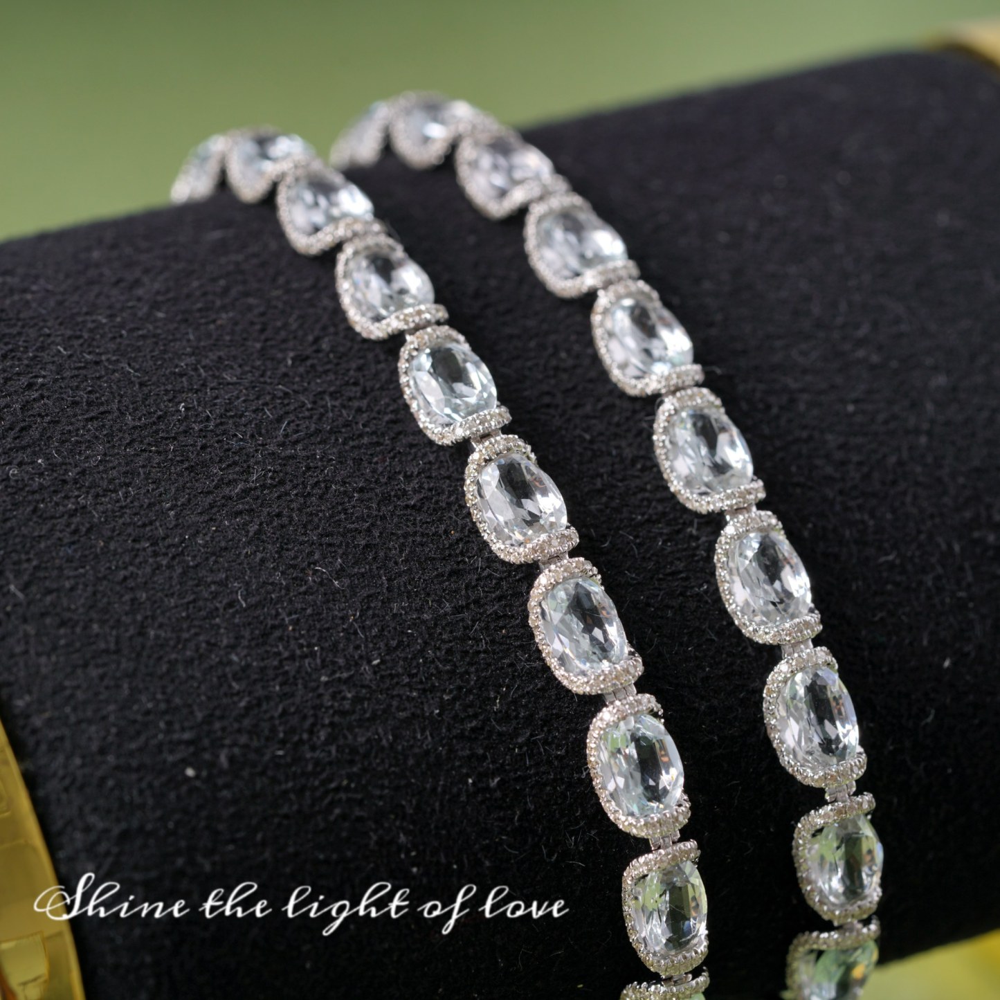 18k Gold White Aquamarine Luxurious Bezel-Set Bracelet with 7.60ct Natural Aquamarine and 1.20ct Diamond