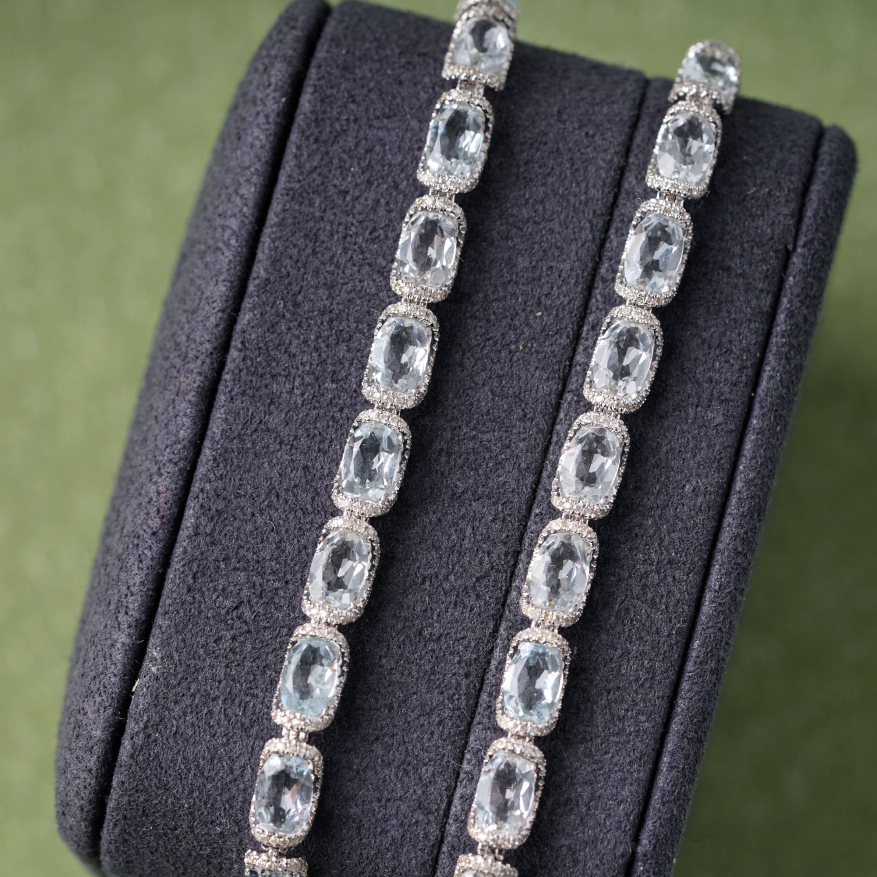 18k Gold White Aquamarine Luxurious Bezel-Set Bracelet with 7.60ct Natural Aquamarine and 1.20ct Diamond