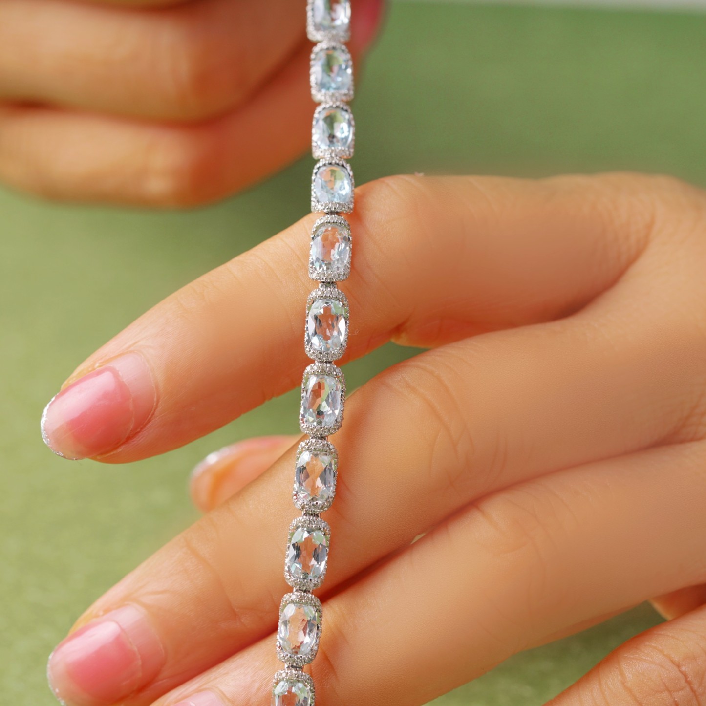 18k Gold White Aquamarine Luxurious Bezel-Set Bracelet with 7.60ct Natural Aquamarine and 1.20ct Diamond