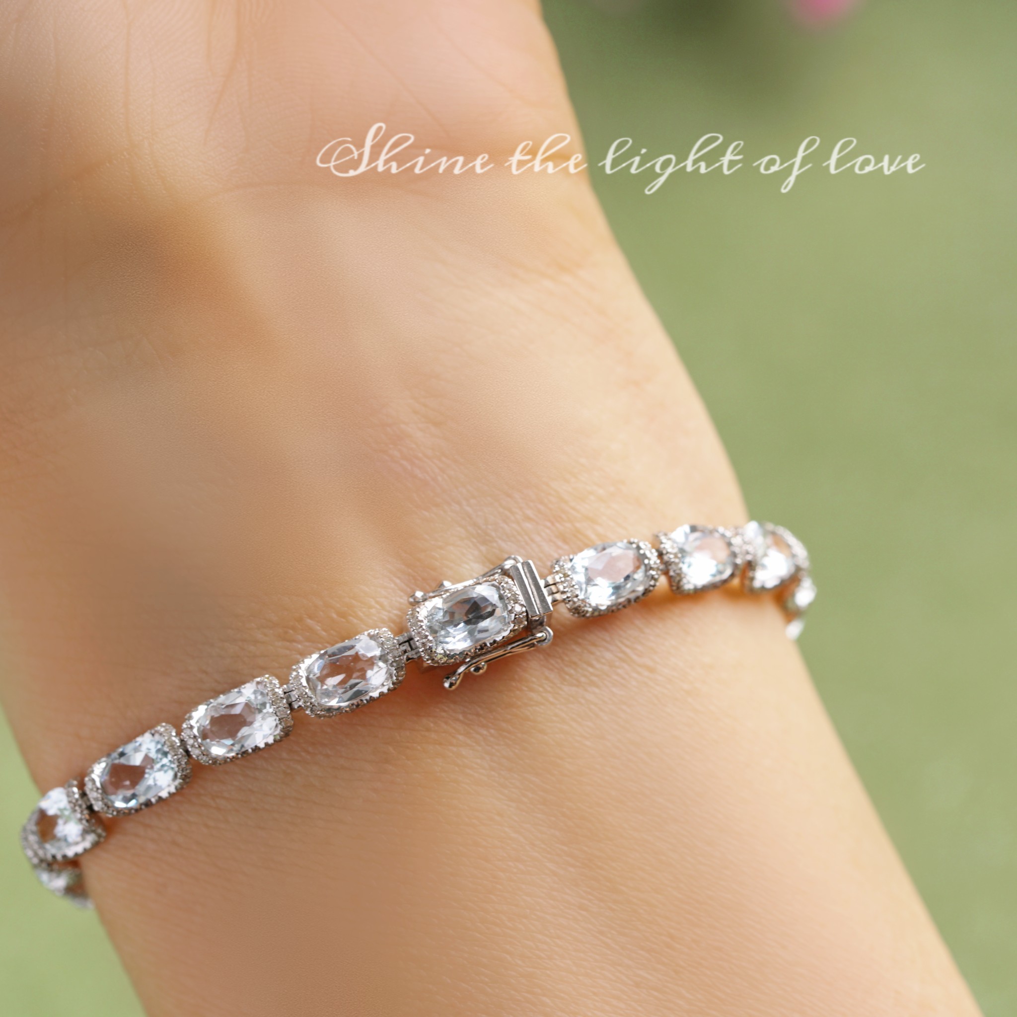 18k Gold White Aquamarine Luxurious Bezel-Set Bracelet with 7.60ct Natural Aquamarine and 1.20ct Diamond