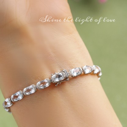 18k Gold White Aquamarine Luxurious Bezel-Set Bracelet with 7.60ct Natural Aquamarine and 1.20ct Diamond