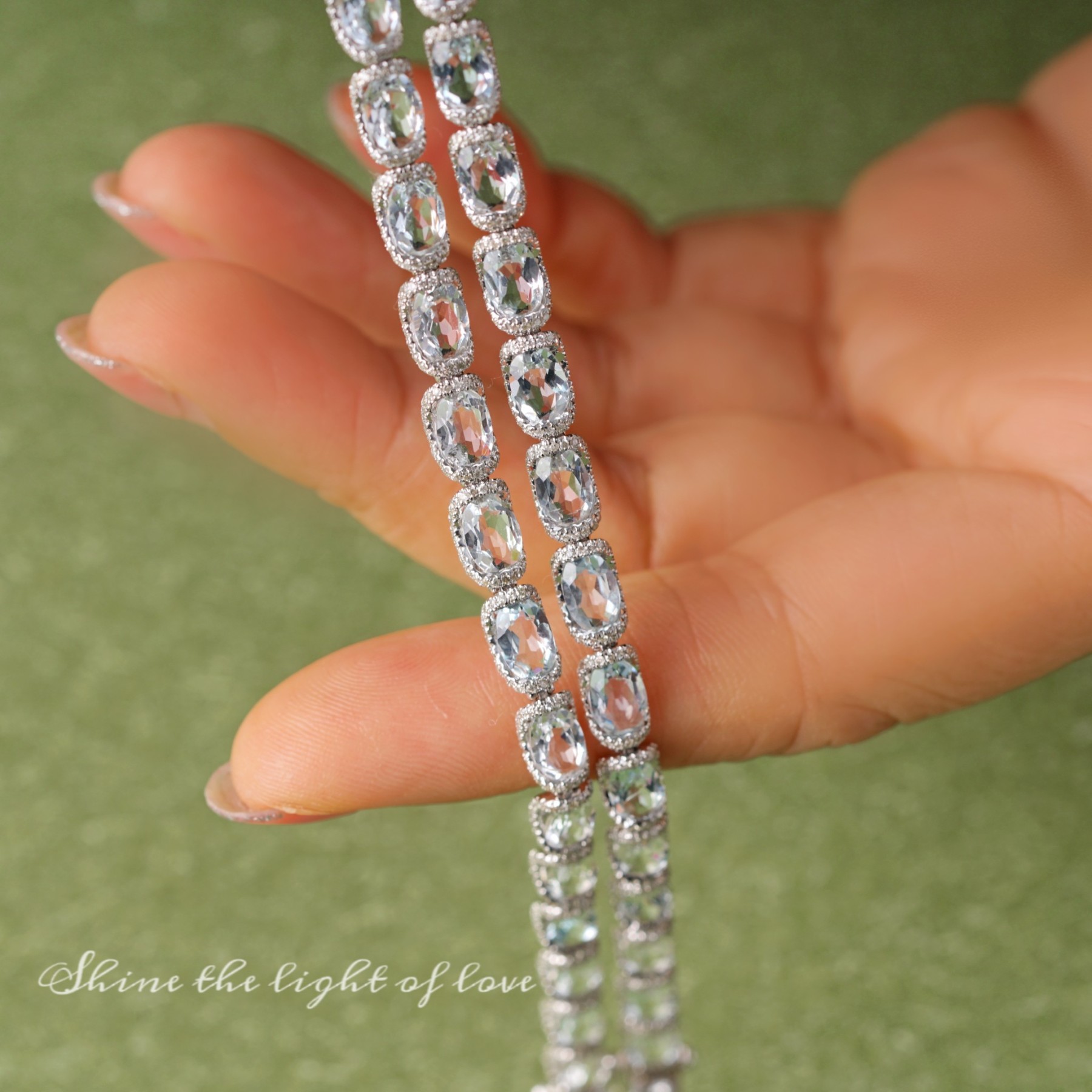 18k Gold White Aquamarine Luxurious Bezel-Set Bracelet with 7.60ct Natural Aquamarine and 1.20ct Diamond