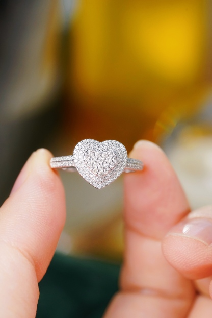 18k Gold Ring with 0.30ct Diamond Cluster, Heart-Shaped Design