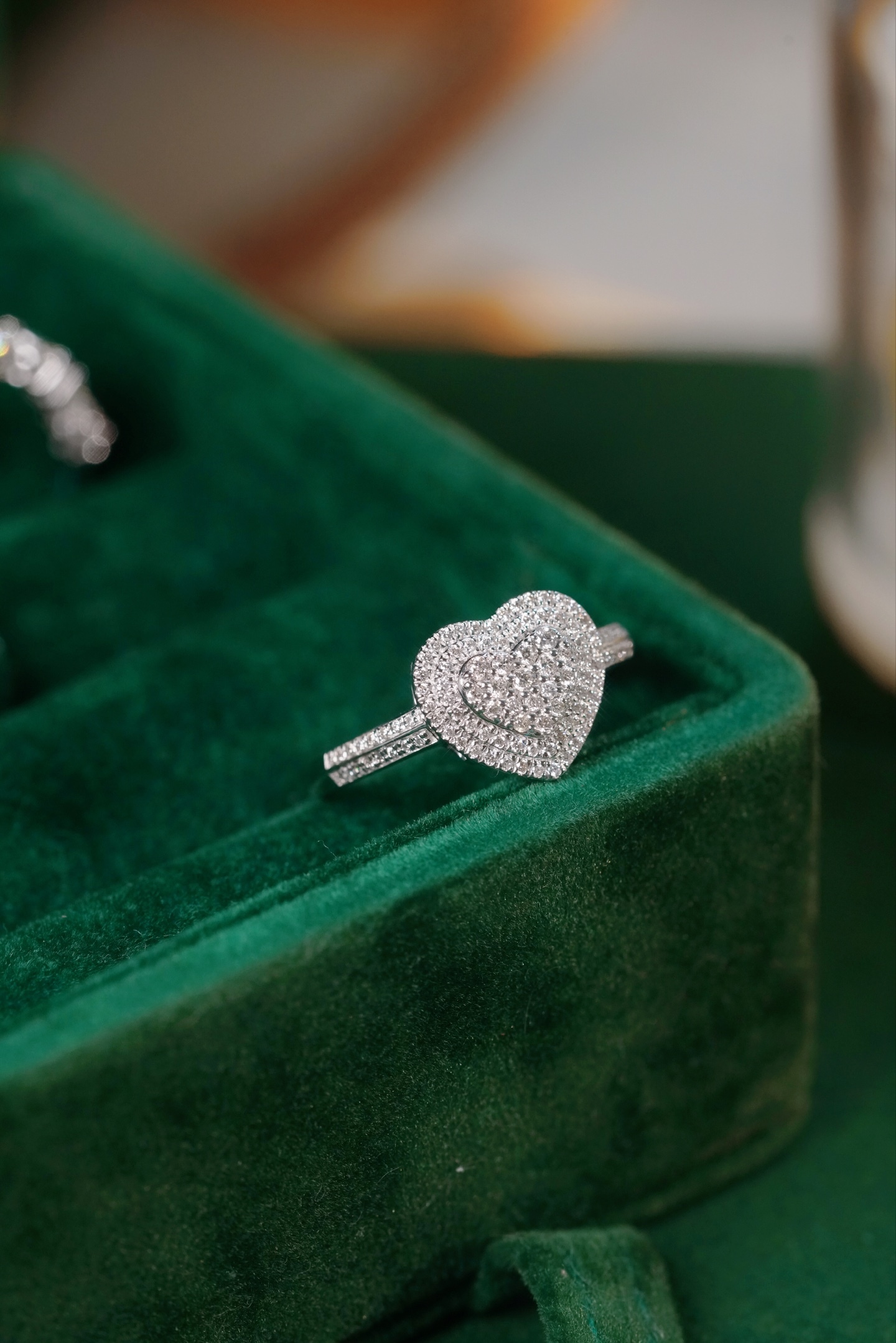 18k Gold Ring with 0.30ct Diamond Cluster, Heart-Shaped Design