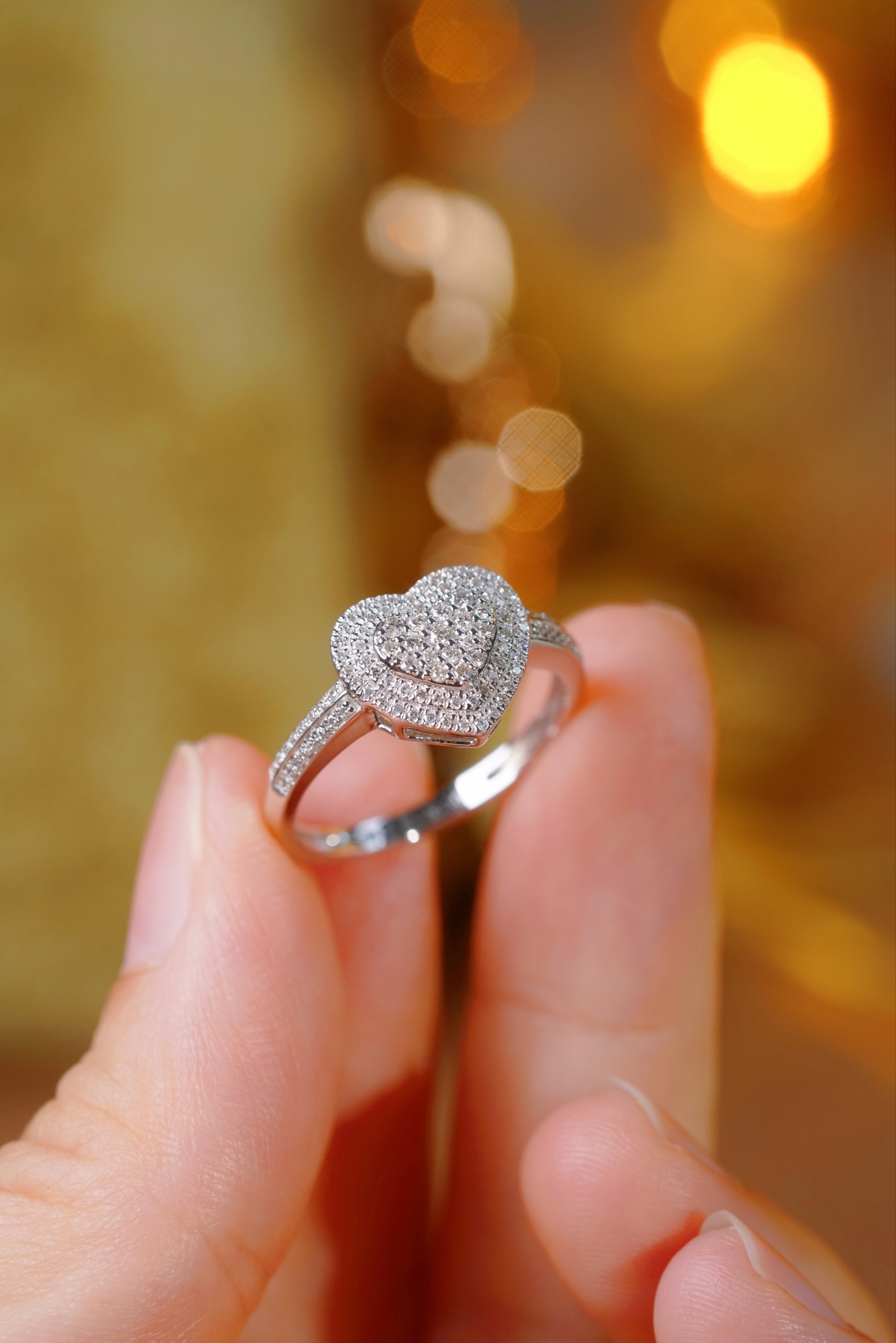 18k Gold Ring with 0.30ct Diamond Cluster, Heart-Shaped Design