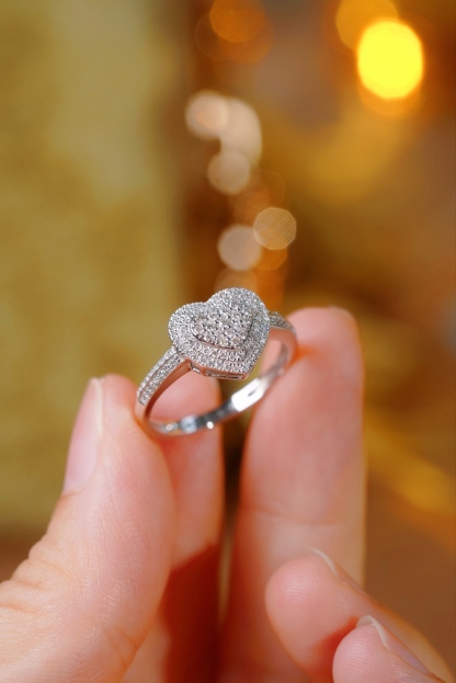 18k Gold Ring with 0.30ct Diamond Cluster, Heart-Shaped Design