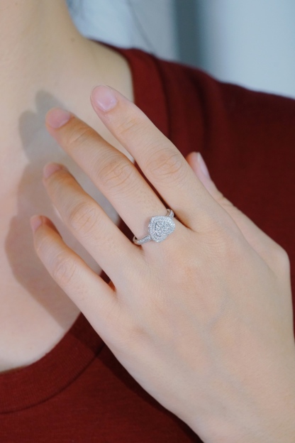 18k Gold Ring with 0.30ct Diamond Cluster, Heart-Shaped Design