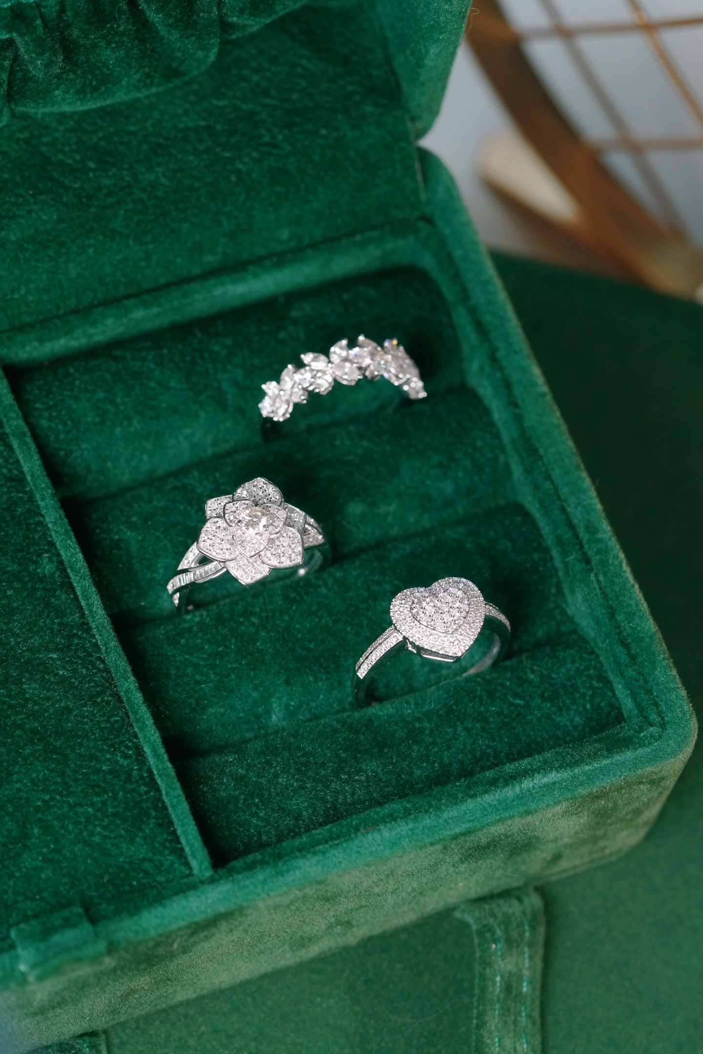 18k Gold Ring with 0.30ct Diamond Cluster, Heart-Shaped Design