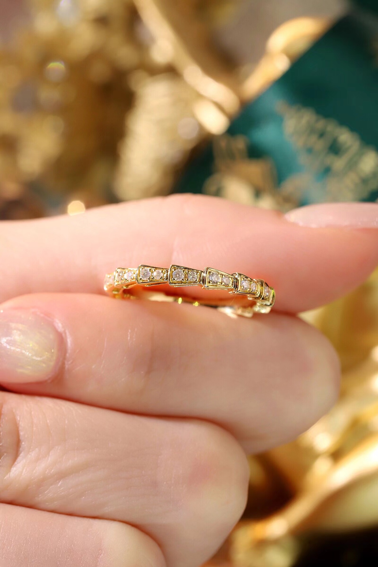 18k Gold Ring with 0.30ct Diamond Inlay all the way around, Snake Design