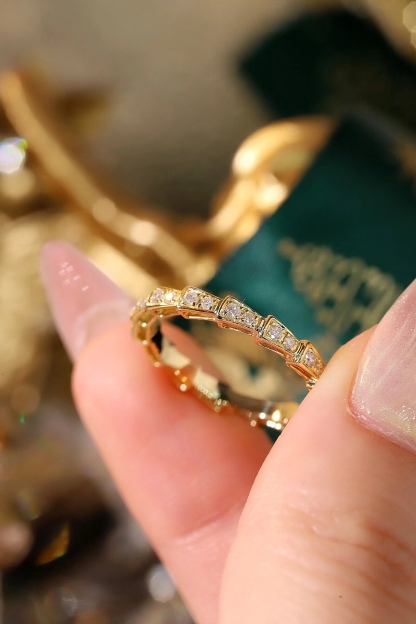 18k Gold Ring with 0.30ct Diamond Inlay all the way around, Snake Design