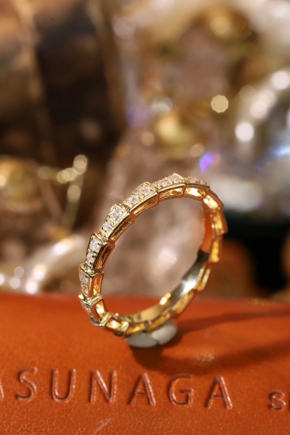 18k Gold Ring with 0.30ct Diamond Inlay all the way around, Snake Design