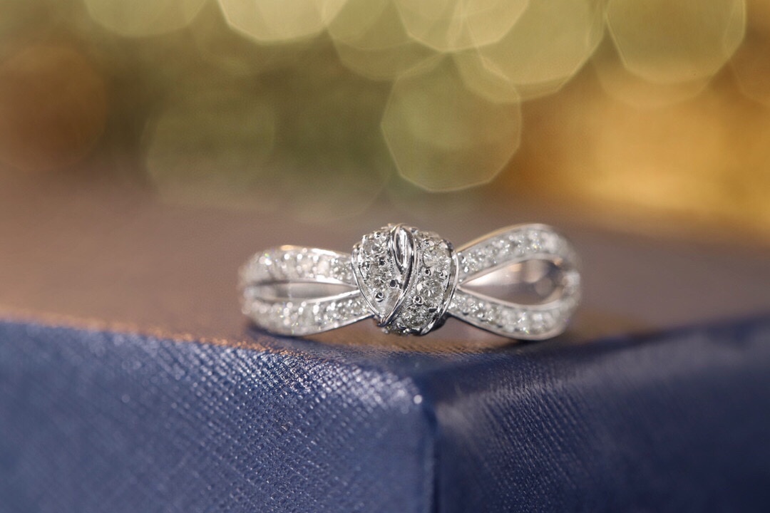 18k Gold Ring with Knotted Design, Inlaid with 0.42ct Natural Diamond