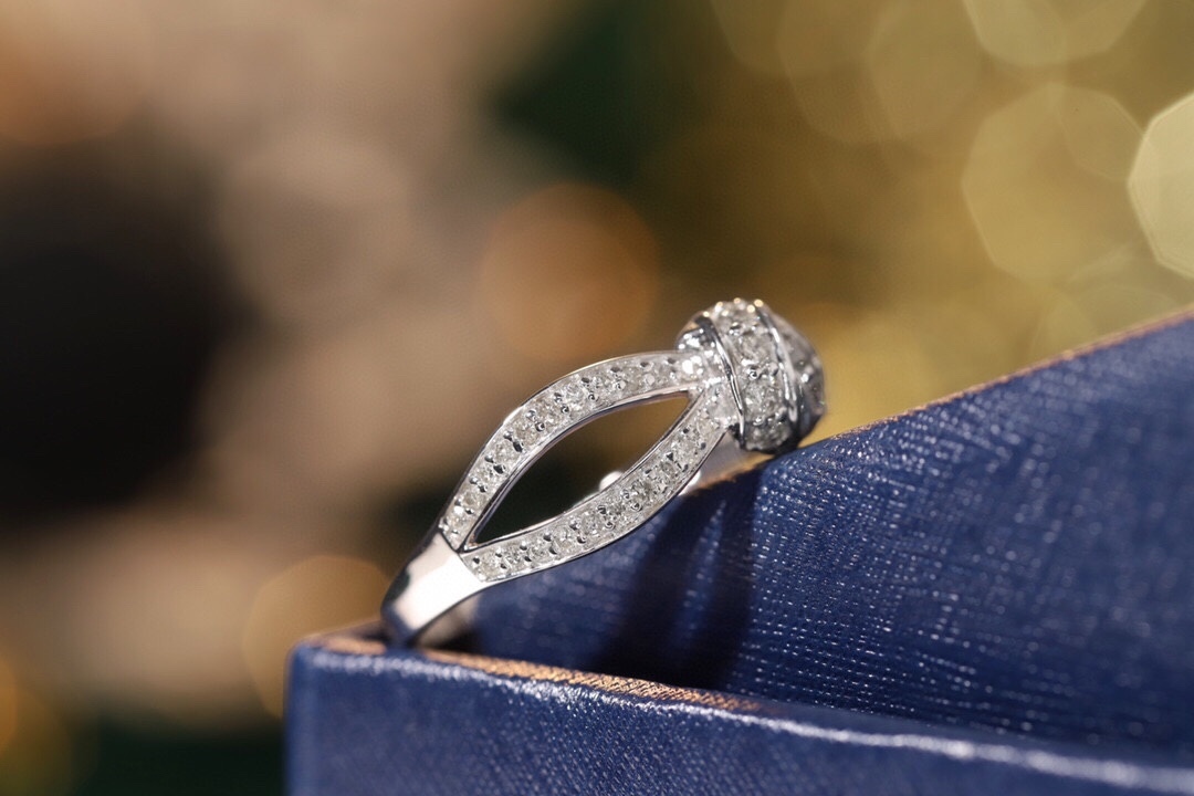 18k Gold Ring with Knotted Design, Inlaid with 0.42ct Natural Diamond