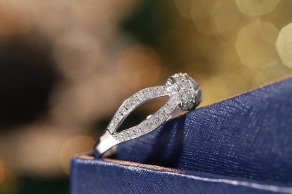 18k Gold Ring with Knotted Design, Inlaid with 0.42ct Natural Diamond