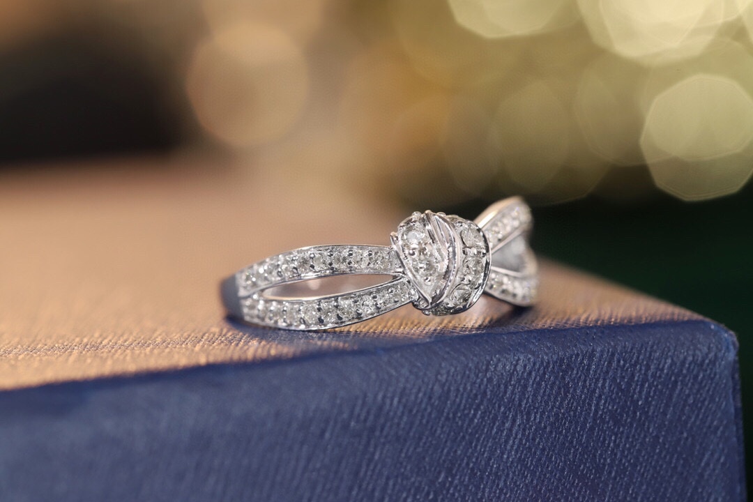 18k Gold Ring with Knotted Design, Inlaid with 0.42ct Natural Diamond