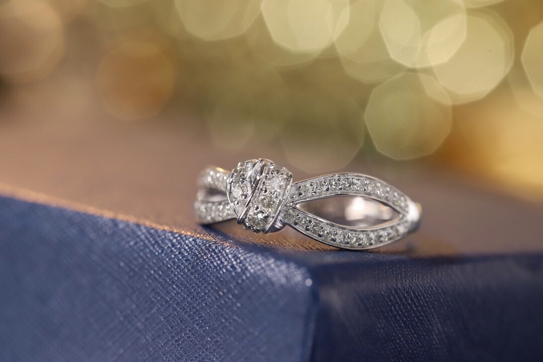 18k Gold Ring with Knotted Design, Inlaid with 0.42ct Natural Diamond