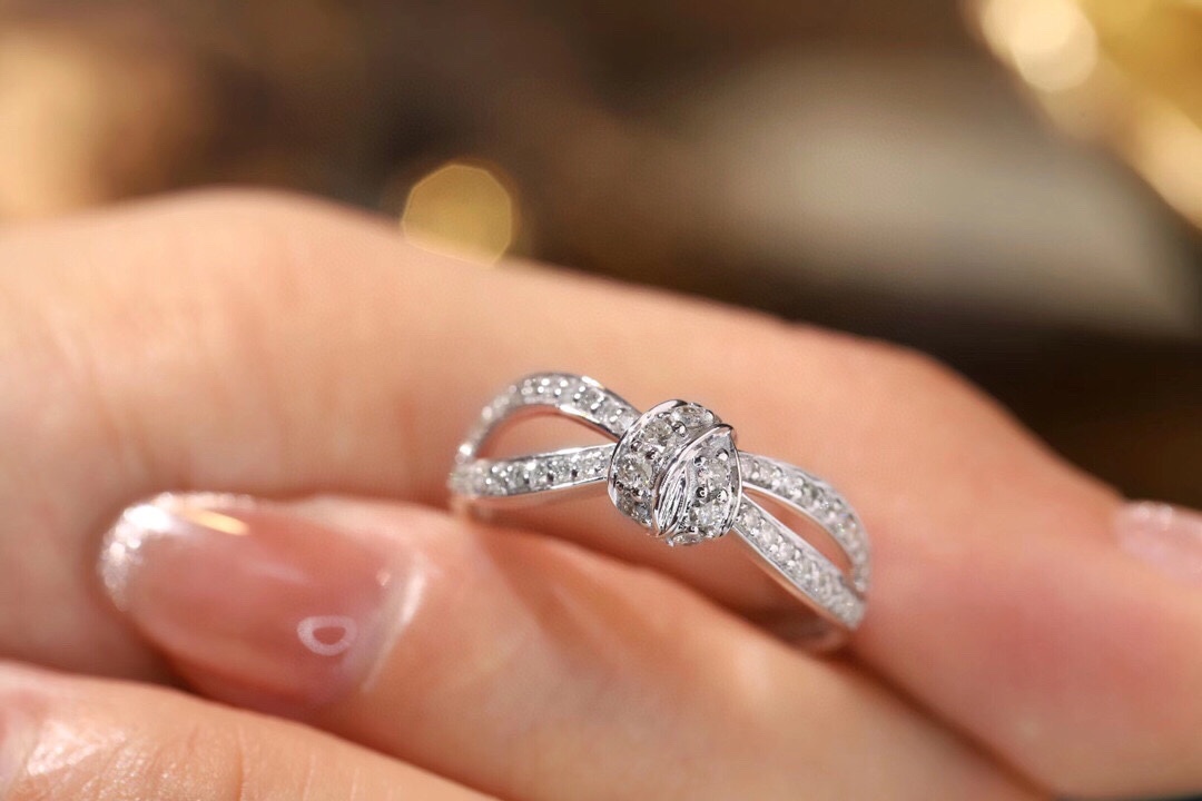 18k Gold Ring with Knotted Design, Inlaid with 0.42ct Natural Diamond