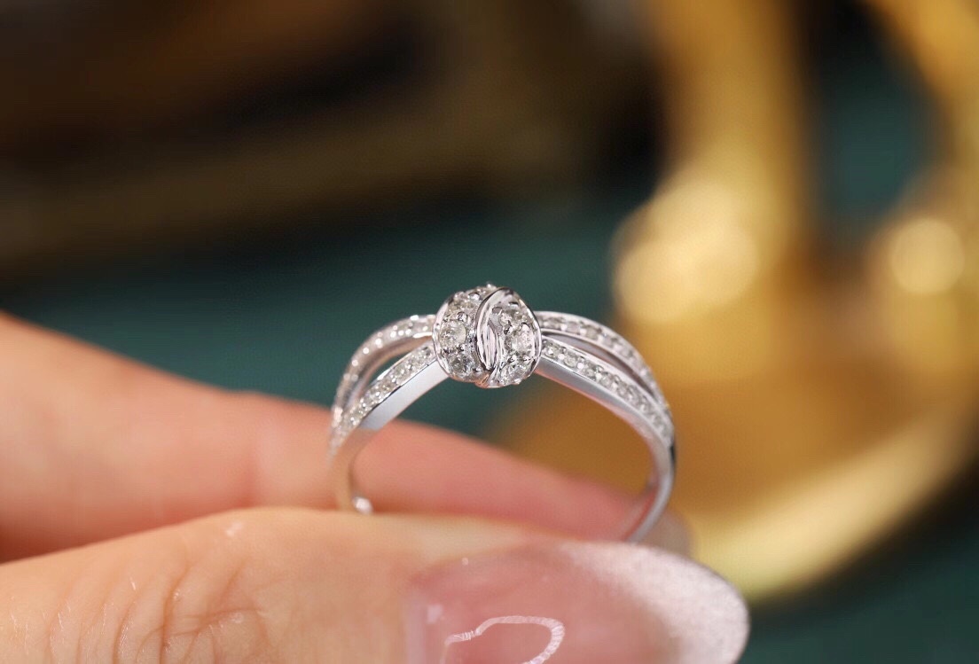 18k Gold Ring with Knotted Design, Inlaid with 0.42ct Natural Diamond