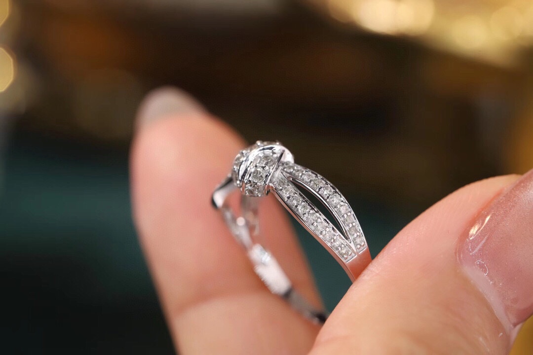 18k Gold Ring with Knotted Design, Inlaid with 0.42ct Natural Diamond